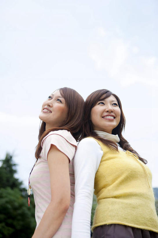 东方人,两个人,伙伴,朋友,站,笑,微笑,露齿笑,竖图,室内,白天,仰视,旅游,度假,友谊,安全,美景,树林,植物,亚洲,许多,景观,依靠,注视,黄种人,娱乐,树,树木,蓝色,绿色,蓝天,天空,自然,天,观察,看,倚靠,站着,背靠背,享受,休闲,景色,放松,背对背,生长,晴朗,成长,观看,察看,关注,自然风光,万里无云,信任,友情,年轻女性,女人,女性,亚洲人,晴空,晴空万里,抬头,仰头,站立,半身,彩图,低角度拍摄
