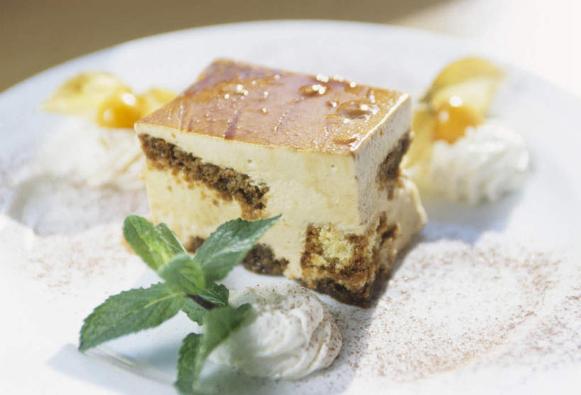 点心,奶酪,无人,横图,俯视,室内,特写,白天,下午茶,餐具,叶子,装饰,碟子,盘,干酪,起司,食品,绿叶,芝士,营养,食物,糕点,盘子,碟,嫩叶,乳酪,华丽,修饰,点缀,乳制品,发酵,衬托,美观,雅致,雅观,叶,叶片,彩图,高角度拍摄,蛋糕