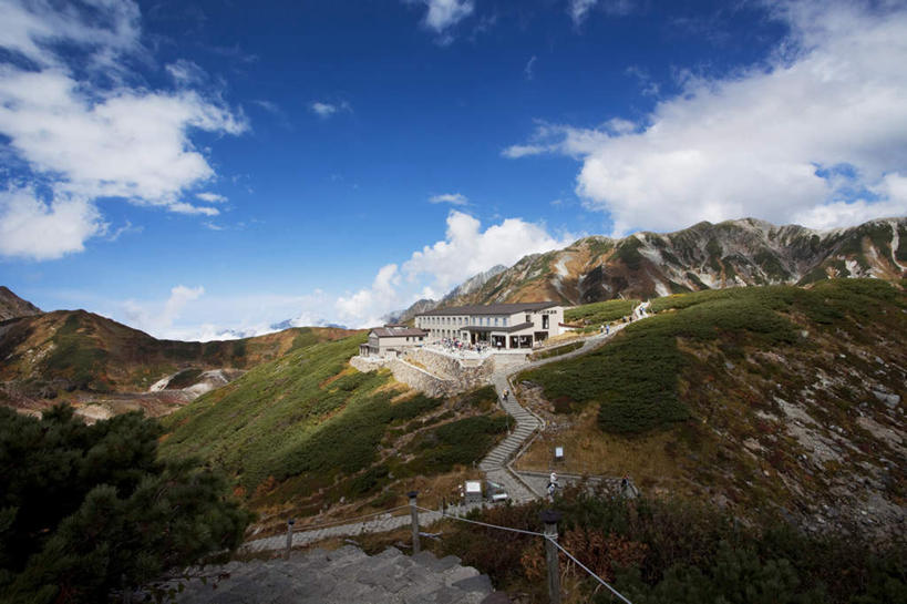 无人,家,栏杆,横图,俯视,航拍,室外,白天,旅游,度假,美景,山,树林,植物,楼梯,富山县,日本,亚洲,许多,阴影,枯萎,光线,扶手,影子,房屋,阶梯,屋子,景观,山峰,云,云朵,枯草,山峦,云彩,娱乐,护栏,楼房,台阶,住宅,草,树,树木,黄色,蓝色,绿色,白云,蓝天,天空,阳光,自然,天,享受,休闲,景色,放松,生长,晴朗,成长,鸟瞰,自然风光,东亚,本州,本州岛,日本国,中部地方,富山,晴空,彩图,高角度拍摄,房子