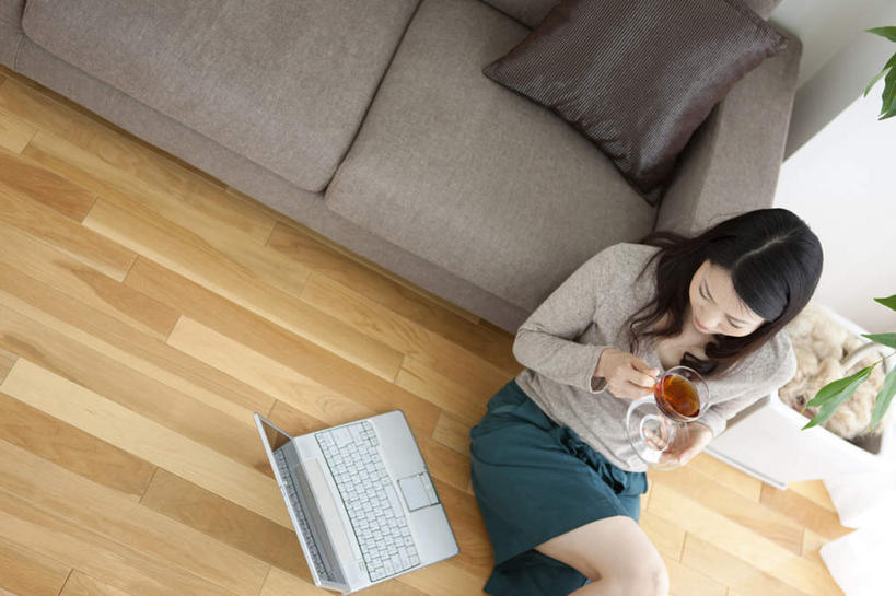 东方人,一个人,坐,举,横图,俯视,室内,白天,幸福,电脑,笔记本电脑,植物,茶,地板,靠垫,沙发,杯子,托盘,玻璃,亚洲,仅一个年轻女性,仅一个女性,仅一个人,握,服装,网络,盆栽,墙,茶叶,靠枕,盆景,地面,饮品,拿,拿着,注视,休闲装,黄种人,娱乐,通讯设备,木地板,墙壁,墙面,玻璃制品,衣服,绿色,自然,水杯,垫子,枕头,花茶,观察,看,托,享受,休闲,温馨,休闲服,放松,乐趣,搭,握着,保健,养生,服饰,生长,成长,观看,花草茶,察看,无线,舒适,搭着,关注,通信设备,无线网络,布艺沙发,无线上网,便携式电脑,香花茶,香片,熏花茶,手提电脑,年轻女性,女人,女性,亚洲人,茶杯,举起,举手,举着,向上举,向上伸,向上托,坐着,半身,彩图,高角度拍摄