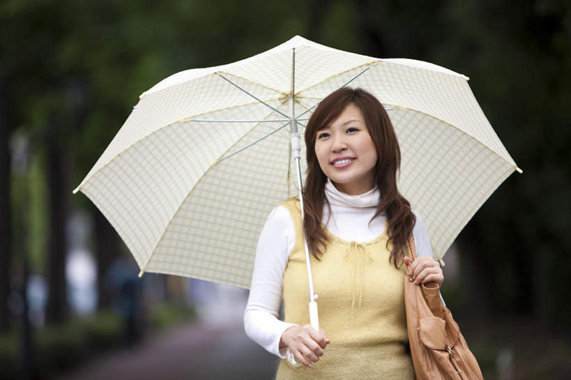 东方人,一个人,站,笑,微笑,露齿笑,横图,室外,白天,正面,美景,树林,植物,亚洲,仅一个年轻女性,仅一个女性,仅一个人,许多,服装,朦胧,模糊,包,皮包,伞,雨伞,遮阳伞,景观,注视,休闲装,黄种人,阳伞,树,树木,衣服,绿色,自然,观察,看,站着,休闲,休闲服,景色,服饰,生长,成长,观看,单肩包,察看,关注,自然风光,年轻女性,女人,女性,亚洲人,站立,半身,彩图