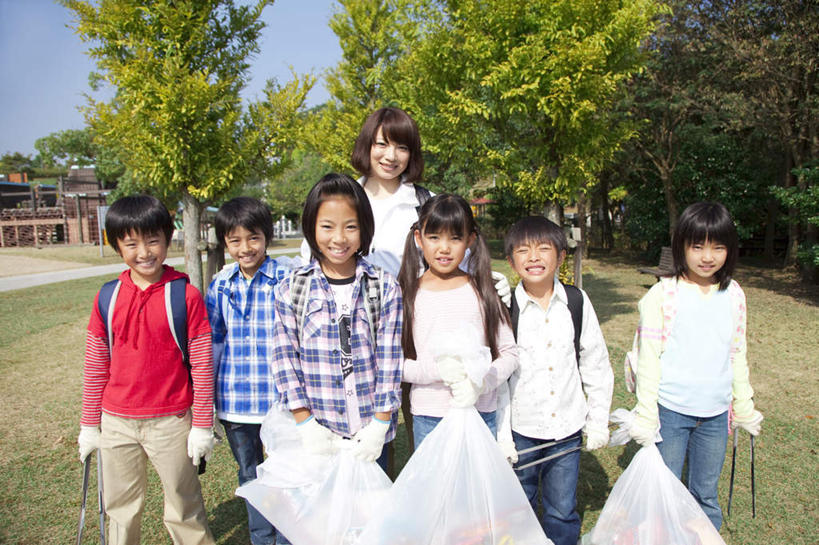 东方人,伙伴,朋友,教师,家,站,闭眼,笑,微笑,露齿笑,横图,室外,白天,正面,友谊,纯洁,草地,草坪,美景,树林,植物,亚洲,许多,服装,环保,钳子,房屋,屋子,景观,许多人,注视,休闲装,黄种人,楼房,住宅,草,树,树木,衣服,蓝色,绿色,蓝天,天空,自然,环保袋,手套,天,观察,看,站着,一群人,休闲,同学,休闲服,景色,可爱,童年,童趣,服饰,生长,晴朗,成长,观看,垃圾袋,察看,校友,关注,自然风光,童真,烂漫,无邪,万里无云,同窗,学友,天真,友情,男人,男性,年轻男性,年轻女性,亚洲人,讲师,教授,老师,晴空,晴空万里,闭眼睛,闭着眼,闭着眼睛,站立,半身,彩图,房子