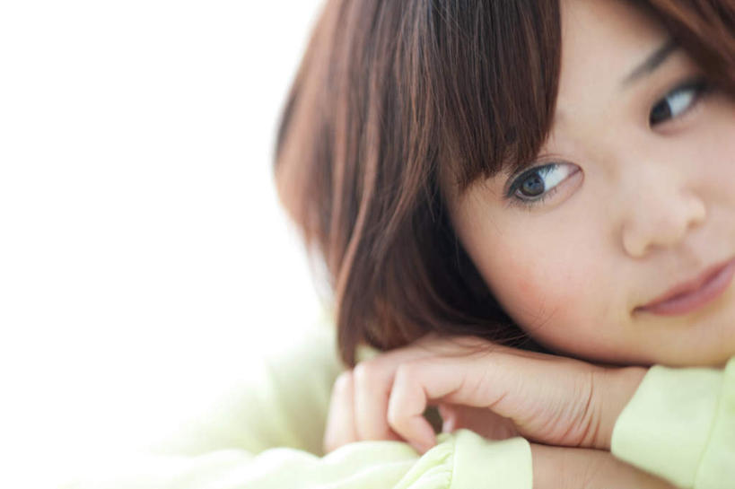 东方人,脸,头,脸颊,手,一个人,坐,双手交叉,横图,室内,特写,白天,白色背景,正面,亚洲,仅一个年轻女性,仅一个女性,仅一个人,服装,朦胧,模糊,注视,休闲装,黄种人,肩膀,衣服,观察,看,趴着,休闲,手部,休闲服,摄影,服饰,影棚,观看,单手,察看,关注,年轻女性,女人,女性,亚洲人,头部,脸部,脸蛋,面部,趴,坐着,半身,彩图,影棚拍摄,拍摄