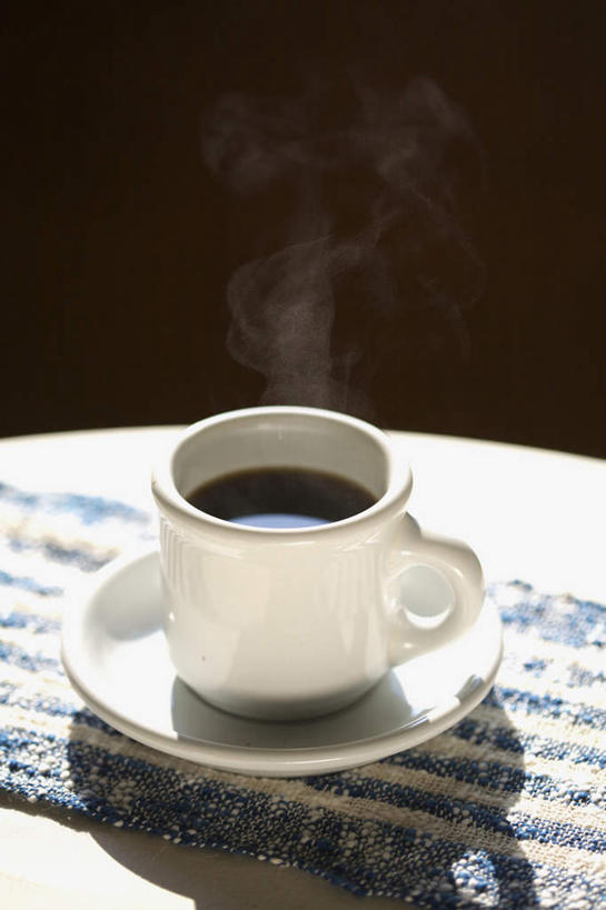 咖啡,无人,竖图,俯视,室内,特写,白天,幸福,雾,桌子,杯子,餐具,阴影,沸腾,黑色背景,朦胧,模糊,反射,蒸汽,布料,瓷器,碟子,盘,影子,咖啡杯,陶瓷制品,水蒸气,布纹,娱乐,桌布,饮料,一个,盘子,餐巾,碟,台布,享受,休闲,温馨,放松,乐趣,单个,提神,舒适,瓷杯,醒脑,蒸发,软饮料,彩图,高角度拍摄