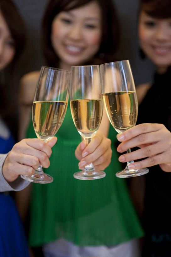 东方人,脸,头,脸颊,手,三个人,伙伴,朋友,站,举,笑,微笑,露齿笑,竖图,室内,特写,白天,正面,友谊,杯子,亚洲,握,黑色背景,服装,朦胧,模糊,高脚杯,拿,拿着,注视,休闲装,黄种人,玻璃制品,三个,衣服,酒杯,观察,看,托,站着,休闲,手部,休闲服,握着,服饰,观看,单手,察看,关注,香槟杯,友情,年轻女性,女人,女性,亚洲人,头部,脸部,脸蛋,面部,玻璃杯,举起,举手,举着,向上举,向上伸,向上托,站立,半身,彩图