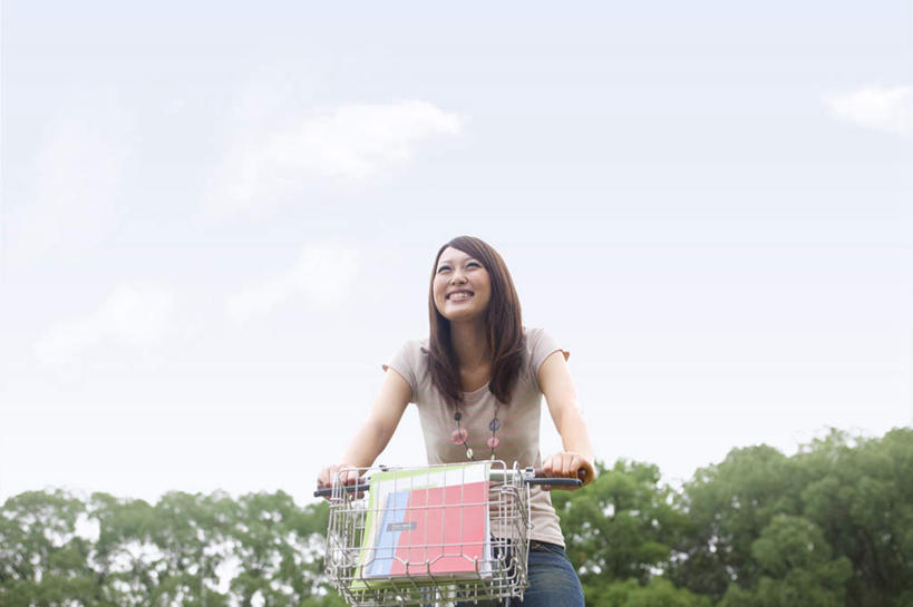 东方人,一个人,坐,笑,微笑,露齿笑,横图,室外,白天,仰视,美景,树林,植物,自行车,项链,亚洲,仅一个年轻女性,仅一个女性,仅一个人,许多,服装,朦胧,模糊,材料,档案,文件,景观,云,云朵,云彩,注视,休闲装,黄种人,车,脚踏车,装饰品,树,树木,衣服,蓝色,绿色,白云,蓝天,天空,自然,饰品,首饰,资料,交通工具,天,观察,看,休闲,休闲服,景色,服饰,生长,晴朗,成长,观看,察看,关注,自然风光,载具,文档,年轻女性,女人,女性,亚洲人,晴空,坐着,半身,彩图,低角度拍摄