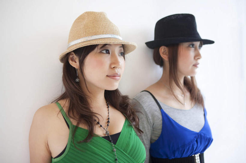 东方人,两个人,伙伴,朋友,站,笑,打电话,微笑,横图,室内,白天,白色背景,侧面,友谊,电话,帽子,手机,项链,亚洲,服装,注视,休闲装,礼帽,黄种人,通讯设备,装饰品,衣服,饰品,首饰,观察,看,站着,休闲,休闲服,摄影,服饰,影棚,观看,察看,关注,交流,友情,年轻女性,女人,女性,亚洲人,沟通,通话,站立,半身,彩图,影棚拍摄,拍摄