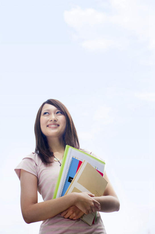 东方人,一个人,站,捧,笑,双手交叉,微笑,露齿笑,竖图,室外,白天,仰视,书籍,亚洲,仅一个年轻女性,仅一个女性,仅一个人,握,服装,朦胧,模糊,材料,档案,文件,云,云朵,拿,云彩,拿着,注视,休闲装,黄种人,衣服,蓝色,白云,蓝天,天空,资料,天,观察,看,站着,休闲,休闲服,握着,服饰,晴朗,观看,察看,双手抱胸,关注,文档,年轻女性,女人,女性,亚洲人,书,图书,晴空,端,端着,捧着,手捧,站立,半身,彩图,低角度拍摄