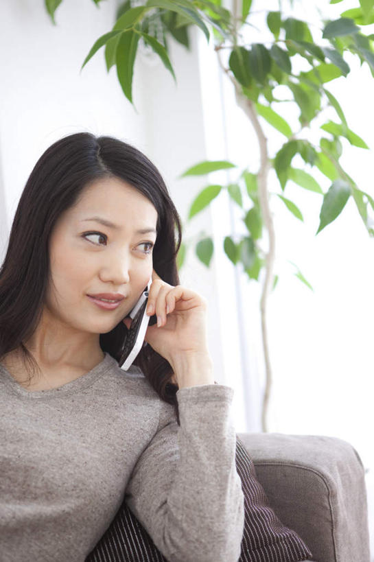 东方人,一个人,客厅,坐,举,打电话,竖图,室内,白天,侧面,植物,窗户,落地窗,沙发,电话,手机,亚洲,仅一个年轻女性,仅一个女性,仅一个人,握,服装,朦胧,模糊,盆栽,墙,盆景,拿,拿着,注视,休闲装,黄种人,通讯设备,玻璃窗,墙壁,墙面,衣服,绿色,自然,观察,看,托,休闲,休闲服,握着,服饰,生长,成长,观看,察看,起居室,关注,布艺沙发,交流,年轻女性,女人,女性,亚洲人,沟通,举起,举手,举着,通话,向上举,向上伸,向上托,坐着,半身,彩图