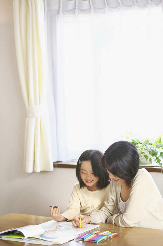 东方人,儿童,两个人,家庭,母亲,女儿,坐,笑,微笑,露齿笑,竖图,俯视,室内,白天,纯洁,植物,窗户,窗帘,书籍,亚洲,握,服装,朦胧,模糊,笔,蜡笔,盆栽,墙,办公用品,盆景,拿,拿着,注视,休闲装,黄种人,玻璃窗,墙壁,墙面,文具,小孩,衣服,绿色,自然,学习用品,观察,看,休闲,温暖,温馨,母女,一家人,休闲服,可爱,母爱,童年,童趣,握着,服饰,生长,成长,观看,文具用品,和睦,察看,关注,童真,烂漫,无邪,天真,年轻女性,女孩,女人,女性,亚洲人,孩子,年轻人,书,图书,画画,坐着,半身,彩图,高角度拍摄,融洽,女生