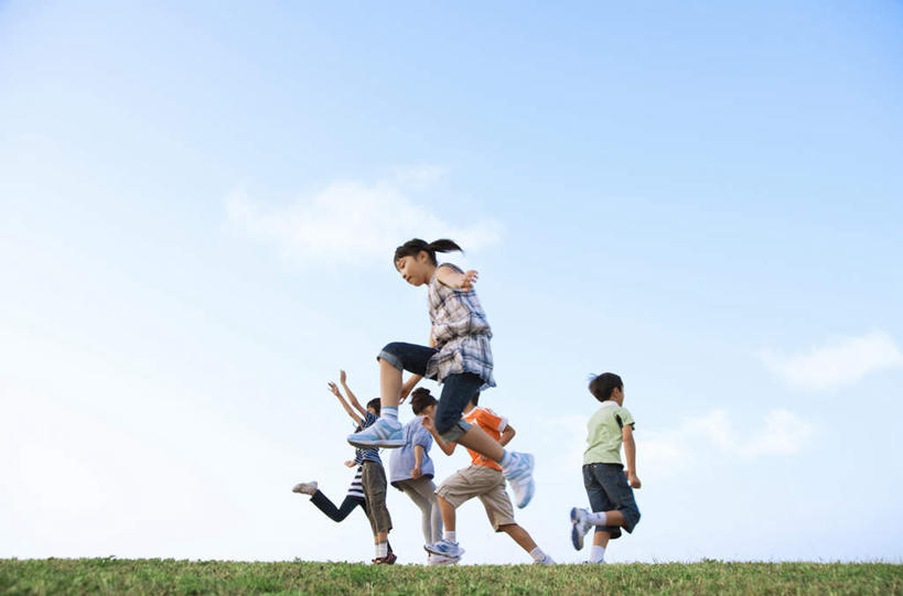 东方人,儿童,站,跑,跳,举,伸展双臂,横图,室外,白天,仰视,草地,草坪,植物,亚洲,服装,云,云朵,许多人,半空,云彩,休闲装,黄种人,草,小孩,衣服,蓝色,绿色,白云,蓝天,天空,天,托,站着,张嘴,一群人,休闲,休闲服,服饰,晴朗,张大嘴巴,男孩,男人,男性,女孩,女人,女性,亚洲人,晴空,张开嘴,敞开双臂,举起,举手,举着,跑步,伸开双臂,跳跃,向上举,向上伸,向上托,展开双肩,站立,张开手臂,张开双臂,彩图,低角度拍摄,全身,男生,女生