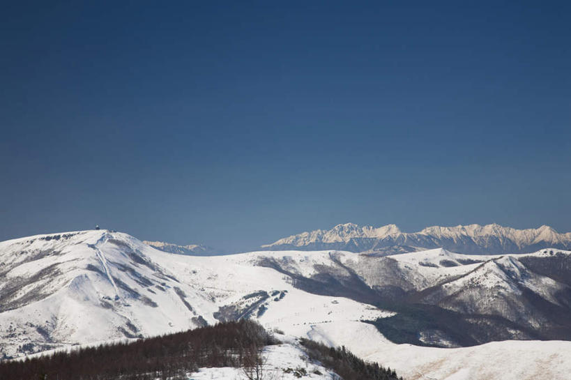 无人,横图,俯视,航拍,室外,白天,旅游,度假,美景,山,树林,雪,植物,雾,大雪,富山县,日本,亚洲,许多,阴影,朦胧,模糊,光线,影子,积雪,景观,山峰,雪景,冬季,冬天,山峦,娱乐,树,树木,蓝色,绿色,蓝天,天空,阳光,自然,天,享受,休闲,景色,放松,寒冷,生长,晴朗,成长,迷雾,鸟瞰,自然风光,东亚,本州,万里无云,本州岛,日本国,中部地方,严寒,富山,大雾,晴空,晴空万里,彩图,高角度拍摄