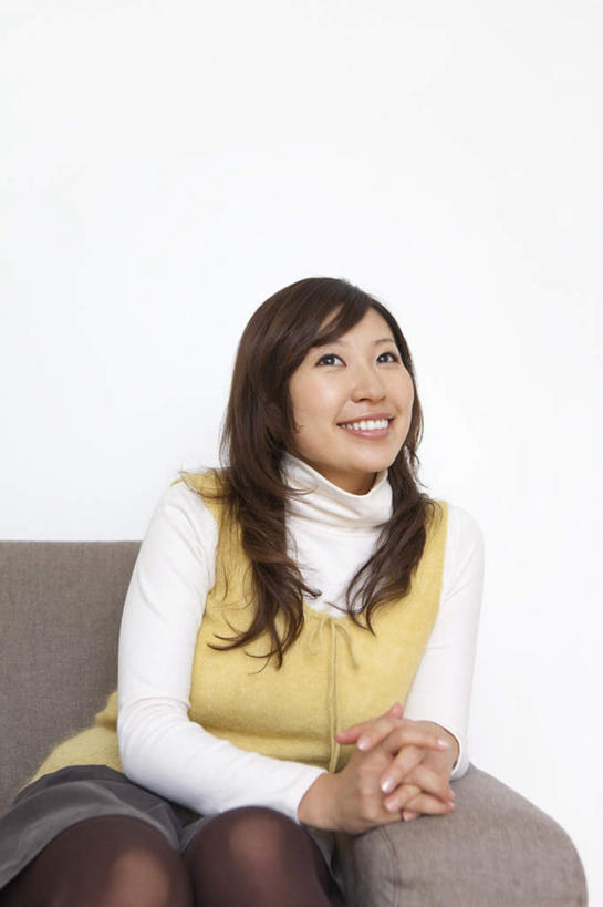 东方人,一个人,坐,笑,双手交叉,微笑,露齿笑,竖图,室内,白天,白色背景,正面,沙发,亚洲,仅一个年轻女性,仅一个女性,仅一个人,服装,注视,休闲装,黄种人,衣服,观察,看,休闲,休闲服,摄影,服饰,影棚,观看,察看,关注,布艺沙发,年轻女性,女人,女性,亚洲人,坐着,半身,彩图,影棚拍摄,拍摄