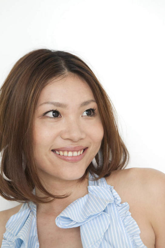 东方人,脸,头,脸颊,一个人,站,笑,微笑,露齿笑,竖图,室内,特写,白天,白色背景,正面,亚洲,仅一个年轻女性,仅一个女性,仅一个人,服装,注视,休闲装,黄种人,衣服,观察,看,站着,休闲,休闲服,摄影,服饰,影棚,观看,察看,关注,年轻女性,女人,女性,亚洲人,头部,脸部,脸蛋,面部,站立,半身,彩图,影棚拍摄,拍摄