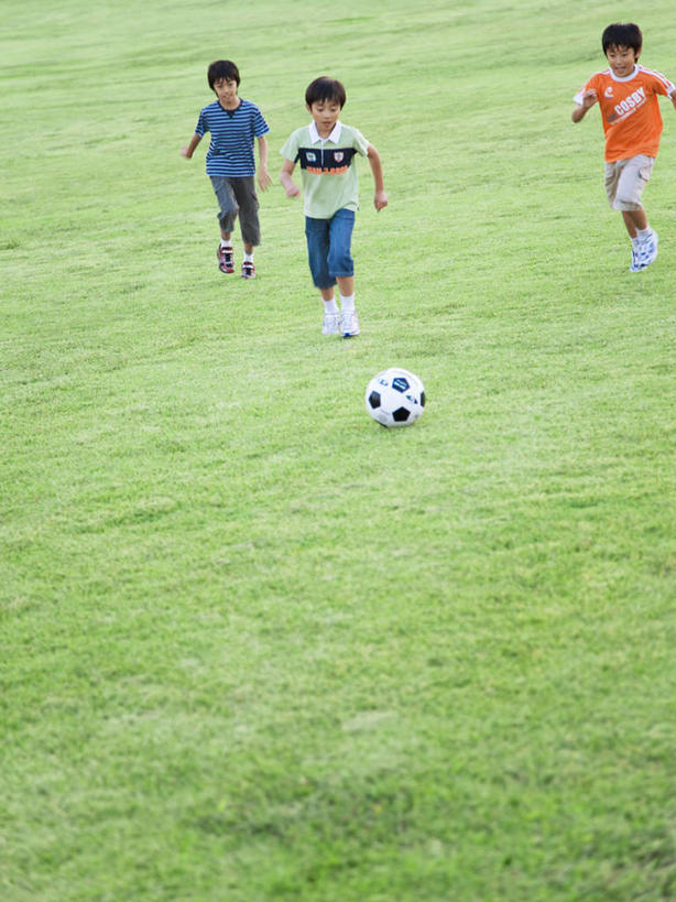 东方人,儿童,三个人,伙伴,朋友,足球场,跑,竖图,俯视,室外,白天,友谊,纯洁,足球,草地,草坪,植物,亚洲,服装,足球装备,注视,休闲装,黄种人,运动器械,草,小孩,衣服,绿色,观察,看,休闲,休闲服,健身器械,可爱,童年,童趣,服饰,观看,察看,关注,健身器材,绿茵场,童真,烂漫,无邪,蹴鞠,天真,友情,足球运动,男孩,男人,男性,亚洲人,跑步,彩图,高角度拍摄,全身,足球比赛场地,运动器材,男生