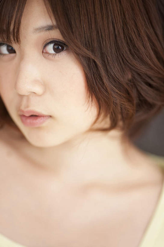 东方人,脸,头,脸颊,一个人,站,笑,微笑,竖图,室内,特写,白天,正面,亚洲,仅一个年轻女性,仅一个女性,仅一个人,灰色背景,服装,注视,休闲装,黄种人,肩膀,衣服,观察,看,站着,休闲,休闲服,摄影,服饰,影棚,观看,察看,关注,年轻女性,女人,女性,亚洲人,头部,脸部,脸蛋,面部,站立,半身,彩图,影棚拍摄,拍摄