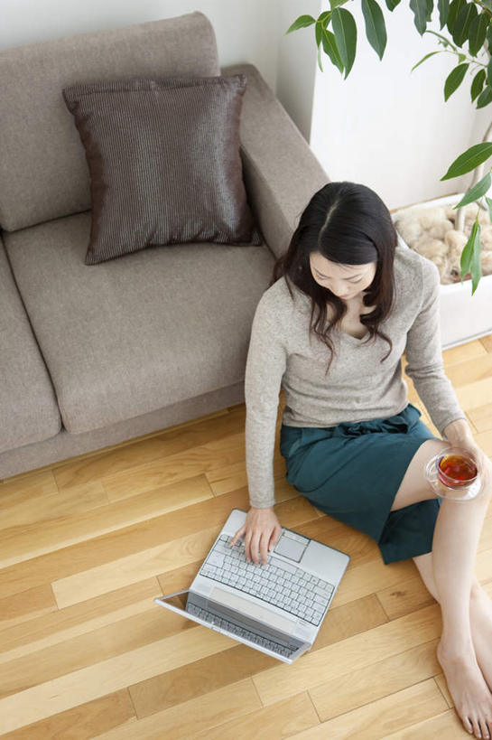 东方人,腿部,脚,脚趾,脚趾甲,腿,一个人,坐,举,竖图,俯视,室内,白天,幸福,电脑,笔记本电脑,植物,茶,地板,靠垫,沙发,杯子,托盘,玻璃,亚洲,仅一个年轻女性,仅一个女性,仅一个人,握,服装,网络,盆栽,墙,茶叶,靠枕,盆景,地面,饮品,拿,拿着,注视,休闲装,黄种人,光脚,娱乐,通讯设备,木地板,墙壁,墙面,玻璃制品,衣服,绿色,自然,水杯,垫子,枕头,花茶,观察,看,托,享受,休闲,温馨,赤脚,休闲服,放松,乐趣,搭,握着,保健,养生,服饰,生长,成长,观看,花草茶,察看,无线,舒适,搭着,关注,通信设备,无线网络,布艺沙发,无线上网,便携式电脑,香花茶,香片,熏花茶,手提电脑,年轻女性,女人,女性,亚洲人,脚指甲,茶杯,举起,举手,举着,向上举,向上伸,向上托,坐着,半身,彩图,高角度拍摄