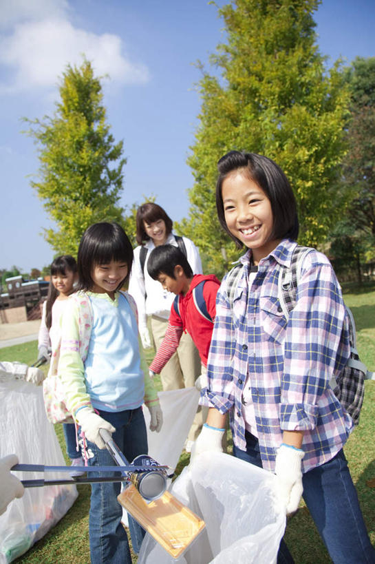 东方人,儿童,伙伴,朋友,教师,站,笑,微笑,露齿笑,竖图,室外,白天,仰视,友谊,纯洁,草地,草坪,美景,树林,植物,金属制品,亚洲,五个人,许多,握,阴影,服装,朦胧,模糊,光线,金属,包,包装,罐子,钳子,书包,影子,景观,云,云朵,许多人,拿,云彩,拿着,注视,休闲装,黄种人,塑料袋,相视,草,树,树木,饮料,小孩,衣服,蓝色,绿色,白云,蓝天,天空,阳光,自然,背包,容器,手套,天,观察,看,站着,一群人,休闲,同学,面对面,休闲服,景色,可爱,童年,童趣,握着,服饰,生长,晴朗,成长,易拉罐,观看,对视,垃圾袋,察看,校友,关注,自然风光,相对,童真,烂漫,无邪,相看,同窗,学友,天真,友情,男孩,男人,男性,年轻女性,女孩,女人,女性,亚洲人,讲师,教授,老师,晴空,站立,彩图,低角度拍摄,全身,双肩包,男生,女生