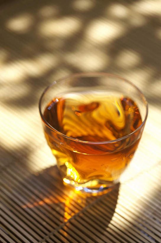 无人,竖图,俯视,室外,特写,白天,幸福,茶,桌子,杯子,阴影,朦胧,模糊,光线,影子,茶叶,一杯,娱乐,玻璃制品,黄色,阳光,水杯,享受,休闲,温馨,放松,乐趣,提神,舒适,醒脑,玻璃杯,彩图,高角度拍摄