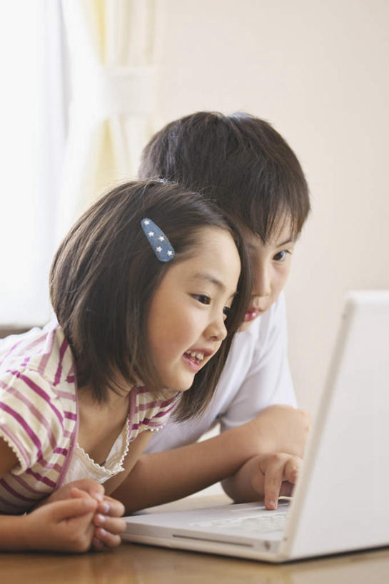 东方人,儿童,两个人,家庭,坐,笑,微笑,露齿笑,竖图,室内,白天,侧面,纯洁,电脑,笔记本电脑,桌子,亚洲,服装,朦胧,模糊,网络,墙,注视,休闲装,黄种人,通讯设备,墙壁,墙面,小孩,衣服,观察,看,休闲,温暖,温馨,一家人,休闲服,可爱,童年,童趣,搭,服饰,观看,和睦,察看,无线,搭着,关注,通信设备,无线网络,无线上网,便携式电脑,童真,烂漫,无邪,天真,手提电脑,男孩,男人,男性,女孩,女人,女性,亚洲人,坐着,半身,彩图,融洽,男生,女生