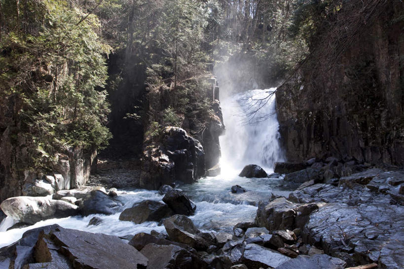 无人,横图,室外,白天,正面,旅游,度假,河流,石头,美景,瀑布,树林,水,植物,雾,长野县,日本,亚洲,许多,飞溅,朦胧,模糊,溅,石子,液体,河水,景观,水滴,水流,娱乐,水珠,树,树木,绿色,小溪,自然,溪水,享受,休闲,景色,放松,生长,成长,迷雾,喷洒,自然风光,东亚,本州,本州岛,日本国,中部地方,长野,跌水,石块,岩石,大雾,彩图