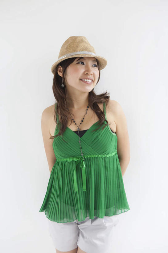 东方人,一个人,站,笑,微笑,露齿笑,竖图,室内,白天,白色背景,正面,帽子,项链,亚洲,仅一个年轻女性,仅一个女性,仅一个人,服装,注视,休闲装,礼帽,黄种人,装饰品,衣服,饰品,首饰,观察,看,站着,休闲,休闲服,摄影,服饰,影棚,观看,察看,关注,背手,年轻女性,女人,女性,亚洲人,站立,半身,彩图,影棚拍摄,拍摄