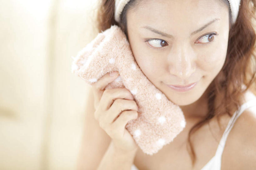 东方人,脸,头,脸颊,手,一个人,站,举,笑,微笑,横图,室内,特写,白天,正面,窗户,亚洲,仅一个年轻女性,仅一个女性,仅一个人,握,服装,朦胧,模糊,头巾,墙,拿,拿着,注视,休闲装,黄种人,肩膀,玻璃窗,墙壁,墙面,衣服,毛巾,观察,看,托,站着,休闲,手部,休闲服,握着,服饰,观看,单手,察看,关注,年轻女性,女人,女性,亚洲人,头部,脸部,脸蛋,面部,举起,举手,举着,向上举,向上伸,向上托,站立,半身,彩图