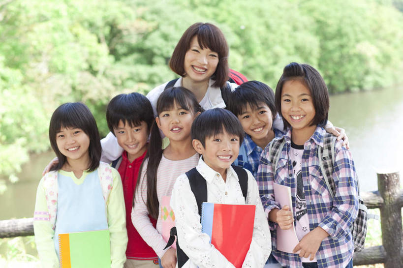 东方人,儿童,伙伴,朋友,教师,栏杆,站,抱,笑,微笑,露齿笑,横图,室外,白天,正面,友谊,河流,美景,树林,水,植物,书籍,亚洲,许多,服装,朦胧,模糊,包,书包,河水,景观,水流,围栏,许多人,注视,休闲装,黄种人,护栏,树,树木,小孩,衣服,绿色,自然,背包,观察,看,靠,靠着,站着,一群人,休闲,同学,休闲服,景色,服饰,生长,成长,抱着,观看,察看,搂着,校友,关注,自然风光,同窗,学友,友情,男孩,男人,男性,年轻女性,女孩,女人,女性,亚洲人,讲师,教授,老师,书,图书,怀抱,搂,搂抱,相抱,拥抱,站立,半身,彩图,双肩包,男生,女生