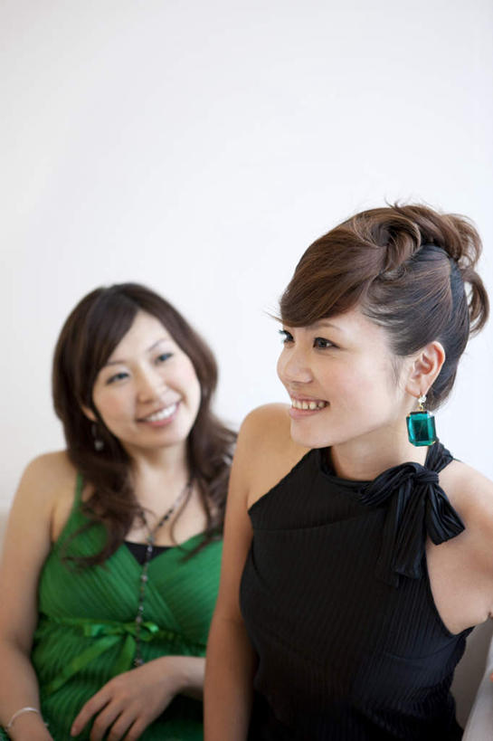 东方人,两个人,伙伴,朋友,站,举,笑,微笑,露齿笑,竖图,室内,白天,白色背景,正面,友谊,项链,亚洲,服装,朦胧,模糊,墙,注视,休闲装,黄种人,墙壁,墙面,装饰品,衣服,饰品,首饰,观察,看,靠,靠着,托,倚靠,站着,休闲,休闲服,摄影,服饰,影棚,观看,察看,倚着,关注,友情,年轻女性,女人,女性,亚洲人,举起,举手,举着,向上举,向上伸,向上托,站立,半身,彩图,影棚拍摄,拍摄