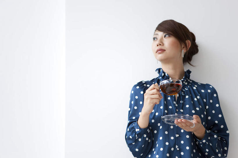 东方人,一个人,站,举,横图,室内,白天,正面,幸福,茶,杯子,托盘,亚洲,仅一个年轻女性,仅一个女性,仅一个人,握,服装,墙,茶叶,拿,拿着,注视,休闲装,黄种人,娱乐,墙壁,墙面,玻璃制品,衣服,水杯,观察,看,靠,靠着,托,站着,享受,休闲,温馨,休闲服,放松,乐趣,握着,服饰,观看,察看,提神,舒适,关注,醒脑,年轻女性,女人,女性,亚洲人,玻璃杯,举起,举手,举着,向上举,向上伸,向上托,站立,半身,彩图