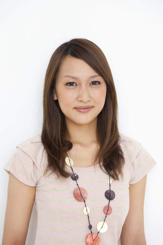 东方人,一个人,站,笑,微笑,竖图,室内,白天,白色背景,正面,项链,亚洲,仅一个年轻女性,仅一个女性,仅一个人,服装,注视,休闲装,黄种人,装饰品,衣服,饰品,首饰,观察,看,靠,靠着,站着,休闲,休闲服,摄影,服饰,影棚,观看,察看,关注,年轻女性,女人,女性,亚洲人,站立,半身,彩图,影棚拍摄,拍摄