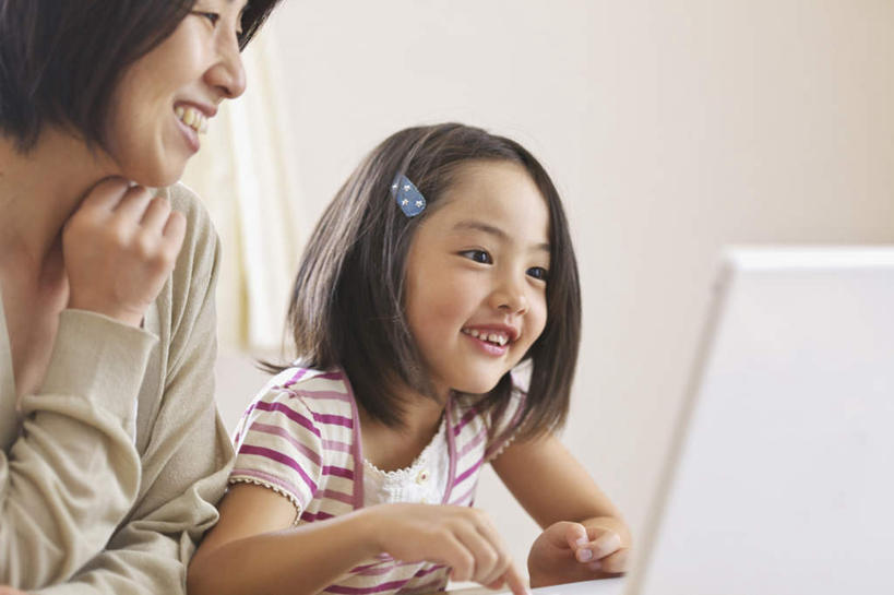 东方人,儿童,两个人,家庭,母亲,女儿,坐,举,笑,微笑,露齿笑,横图,室内,白天,正面,纯洁,电脑,笔记本电脑,窗帘,桌子,亚洲,撑,服装,网络,墙,托腮,注视,休闲装,黄种人,通讯设备,墙壁,墙面,小孩,衣服,观察,看,托,休闲,温暖,温馨,母女,一家人,休闲服,可爱,母爱,童年,童趣,搭,服饰,观看,和睦,察看,无线,搭着,关注,托下巴,通信设备,无线网络,无线上网,便携式电脑,童真,烂漫,无邪,天真,手提电脑,年轻女性,女孩,女人,女性,亚洲人,孩子,年轻人,举起,举手,举着,向上举,向上伸,向上托,坐着,半身,彩图,融洽,女生