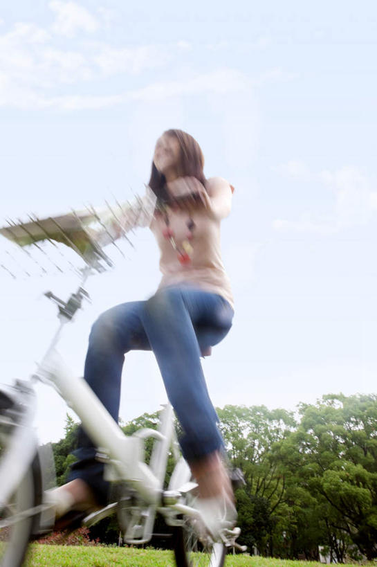 东方人,一个人,坐,笑,微笑,露齿笑,竖图,室外,白天,仰视,草地,草坪,美景,树林,植物,自行车,亚洲,仅一个年轻女性,仅一个女性,仅一个人,许多,握,服装,朦胧,模糊,景观,云,云朵,拿,云彩,拿着,注视,休闲装,黄种人,车,脚踏车,草,树,树木,衣服,蓝色,绿色,白云,蓝天,天空,自然,交通工具,天,观察,看,休闲,休闲服,景色,搭,握着,服饰,生长,晴朗,成长,观看,察看,搭着,关注,自然风光,载具,年轻女性,女人,女性,亚洲人,晴空,坐着,彩图,低角度拍摄,全身