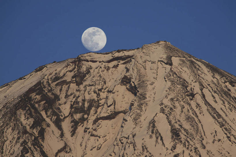 无人,横图,室外,白天,仰视,旅游,度假,美景,山,山脉,静冈县,日本,亚洲,纹路,纹理,景观,山峰,月亮,山峦,月光,娱乐,一个,蓝色,白色,蓝天,天空,自然,群山,天,享受,休闲,景色,放松,单个,明亮,自然风光,东亚,本州,肌理,本州岛,日本国,中部地方,静冈,皎洁,彩图,低角度拍摄