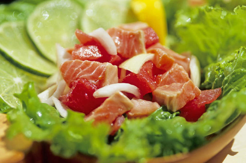 三文鱼,无人,横图,俯视,室内,特写,白天,烹饪,鲑鱼,餐具,朦胧,模糊,碟子,盘,生菜,莴苣,日本料理,料理,食品,菜肴,美食,食物,腌制,红色,盘子,碟,碗,日式料理,日式,佳肴,大马哈鱼,撒蒙鱼,萨门鱼,冰海之皇,鲑,春菜,鹅仔菜,莴仔菜,千金菜,马哈鱼,麻哈鱼,大麻哈鱼,叶用莴苣,彩图,高角度拍摄