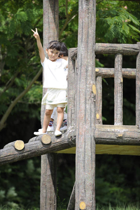 东方人,儿童,两个人,家庭,站,举,竖图,室外,白天,仰视,快乐,兴奋,纯洁,骄傲,成功,胜利,美景,树林,植物,亚洲,许多,服装,景观,树桩,注视,休闲装,兄妹,黄种人,树,树木,小孩,衣服,绿色,自然,观察,看,手势,托,站着,休闲,温暖,温馨,一家人,休闲服,木桩,景色,可爱,童年,童趣,自信,服饰,生长,成长,观看,和睦,察看,关注,自然风光,童真,烂漫,无邪,竹楼,天真,男孩,男人,男性,女孩,女人,女性,亚洲人,举起,举手,举着,向上举,向上伸,向上托,站立,彩图,低角度拍摄,全身,欢乐,开心,融洽,男生,女生