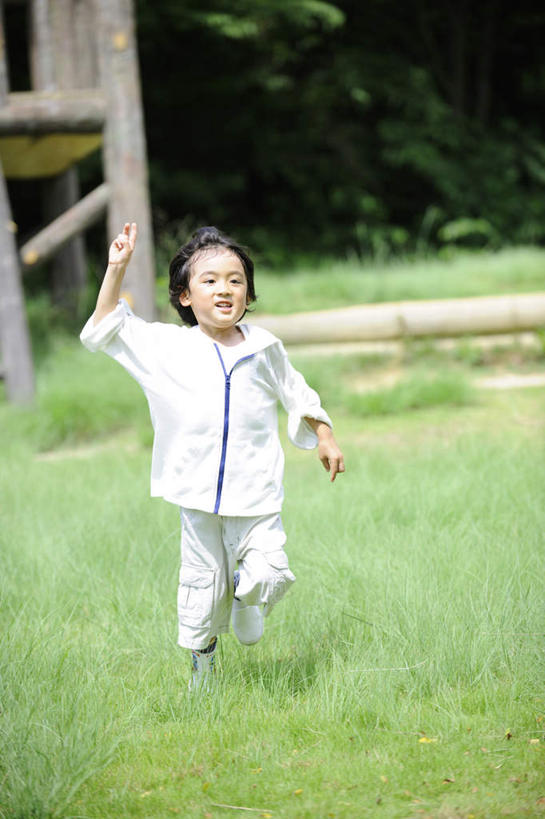 东方人,儿童,一个人,跑,举,竖图,室外,白天,仰视,快乐,兴奋,纯洁,骄傲,成功,胜利,草地,草坪,美景,树林,植物,亚洲,仅一个男性,仅一个人,许多,服装,景观,树桩,注视,休闲装,黄种人,草,树,树木,小孩,衣服,绿色,自然,观察,看,手势,托,仅一个小孩,休闲,休闲服,木桩,景色,可爱,童年,童趣,自信,服饰,生长,成长,观看,察看,关注,自然风光,童真,烂漫,无邪,竹楼,天真,男孩,男人,男性,亚洲人,孩子,举起,举手,举着,跑步,向上举,向上伸,向上托,彩图,低角度拍摄,全身,欢乐,开心,男生