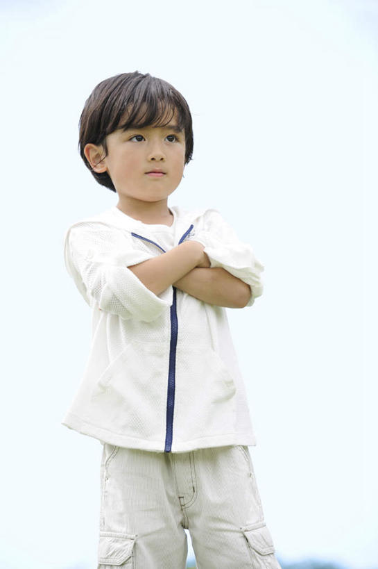 东方人,儿童,一个人,站,双手交叉,竖图,室外,白天,仰视,纯洁,亚洲,仅一个男性,仅一个人,服装,朦胧,模糊,注视,休闲装,黄种人,小孩,衣服,蓝色,蓝天,天空,天,观察,看,站着,仅一个小孩,休闲,休闲服,可爱,童年,童趣,服饰,晴朗,观看,察看,双手抱胸,关注,童真,烂漫,无邪,万里无云,天真,男孩,男人,男性,亚洲人,孩子,晴空,晴空万里,站立,半身,彩图,低角度拍摄,男生