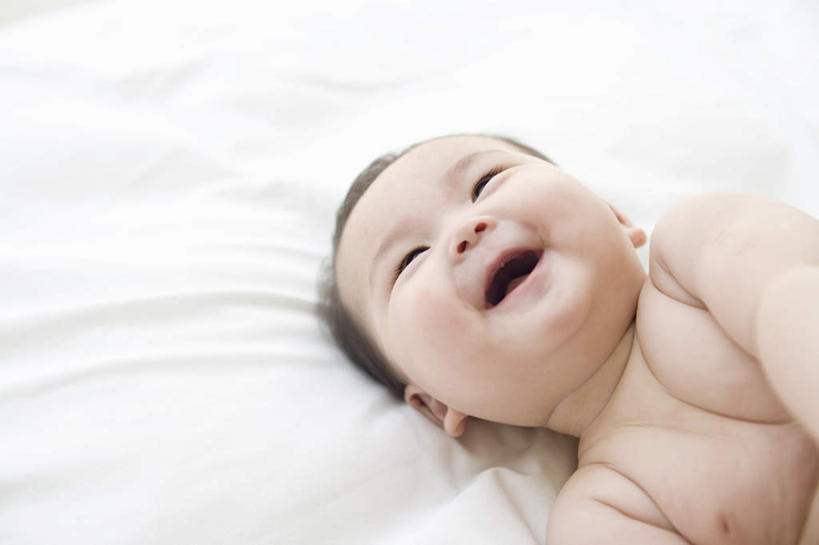 东方人,婴儿,儿童,脸,头,脸颊,一个人,躺,笑,微笑,露齿笑,横图,俯视,室内,特写,白天,纯洁,床,亚洲,仅一个人,服装,朦胧,模糊,床单,注视,休闲装,黄种人,被子,裸露,肩膀,小孩,衣服,观察,看,休闲,休闲服,可爱,服饰,单人床,活泼,观看,察看,被单,关注,宝宝,裸,纯真,烂漫,无邪,卧着,伶俐,天真,亚洲人,孩子,头部,脸部,脸蛋,面部,躺着,卧,半身,彩图,高角度拍摄