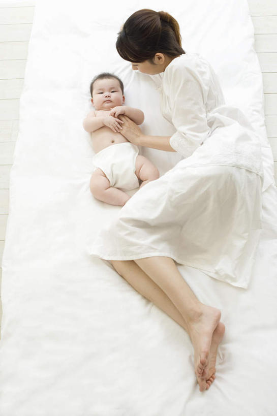 东方人,婴儿,儿童,两个人,家庭,母亲,躺,竖图,俯视,室内,白天,纯洁,床,地板,亚洲,服装,朦胧,模糊,床单,地面,休闲装,黄种人,被子,裸露,木地板,小孩,衣服,休闲,温暖,温馨,一家人,休闲服,可爱,母爱,童年,童趣,服饰,单人床,活泼,和睦,被单,宝宝,裸,童真,纯真,烂漫,无邪,母婴,卧着,伶俐,天真,年轻女性,女人,女性,亚洲人,孩子,年轻人,躺着,卧,彩图,高角度拍摄,全身,融洽