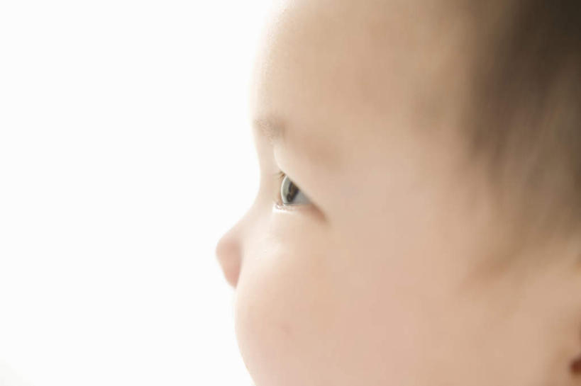 东方人,婴儿,儿童,脸,头,脸颊,一个人,坐,横图,室内,特写,白天,白色背景,侧面,纯洁,亚洲,仅一个人,服装,朦胧,模糊,注视,休闲装,黄种人,小孩,衣服,观察,看,休闲,休闲服,可爱,摄影,服饰,活泼,影棚,观看,察看,关注,宝宝,纯真,烂漫,无邪,伶俐,天真,亚洲人,孩子,头部,脸部,脸蛋,面部,坐着,半身,彩图,影棚拍摄,拍摄