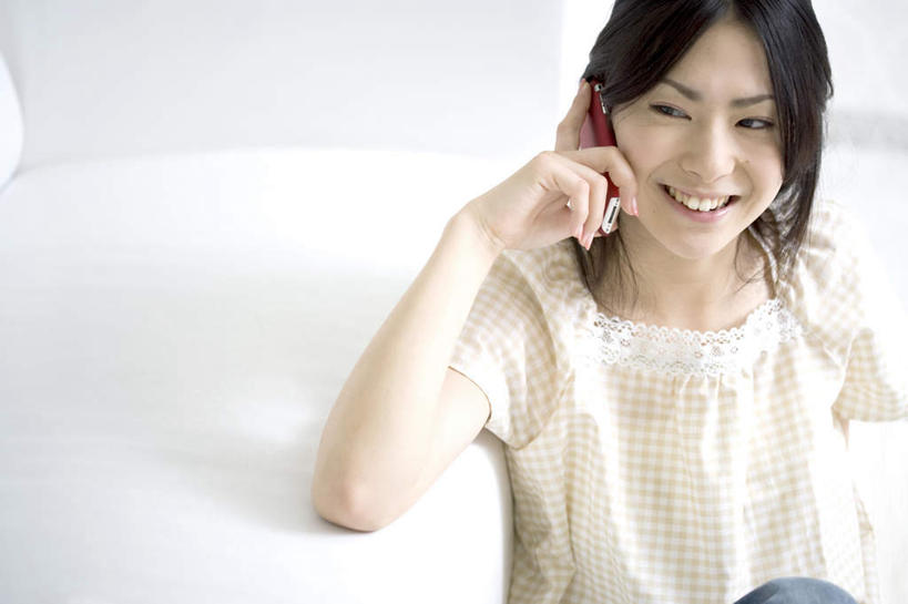 东方人,一个人,坐,举,笑,打电话,微笑,露齿笑,横图,俯视,室内,白天,窗户,窗帘,落地窗,沙发,电话,手机,亚洲,仅一个年轻女性,仅一个女性,仅一个人,握,服装,朦胧,模糊,墙,拿,拿着,注视,休闲装,黄种人,通讯设备,玻璃窗,墙壁,墙面,衣服,观察,看,托,休闲,休闲服,搭,握着,服饰,观看,察看,搭着,关注,布艺沙发,交流,年轻女性,女人,女性,亚洲人,沟通,举起,举手,举着,通话,向上举,向上伸,向上托,坐着,半身,彩图,高角度拍摄