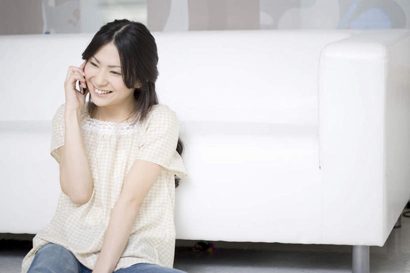 东方人,一个人,坐,举,笑,打电话,微笑,露齿笑,横图,俯视,室内,白天,窗户,窗帘,落地窗,沙发,电话,手机,亚洲,仅一个年轻女性,仅一个女性,仅一个人,握,服装,朦胧,模糊,墙,拿,拿着,注视,休闲装,黄种人,通讯设备,玻璃窗,墙壁,墙面,衣服,观察,看,托,休闲,休闲服,搭,握着,服饰,观看,察看,搭着,关注,布艺沙发,交流,年轻女性,女人,女性,亚洲人,沟通,举起,举手,举着,通话,向上举,向上伸,向上托,坐着,半身,彩图,高角度拍摄