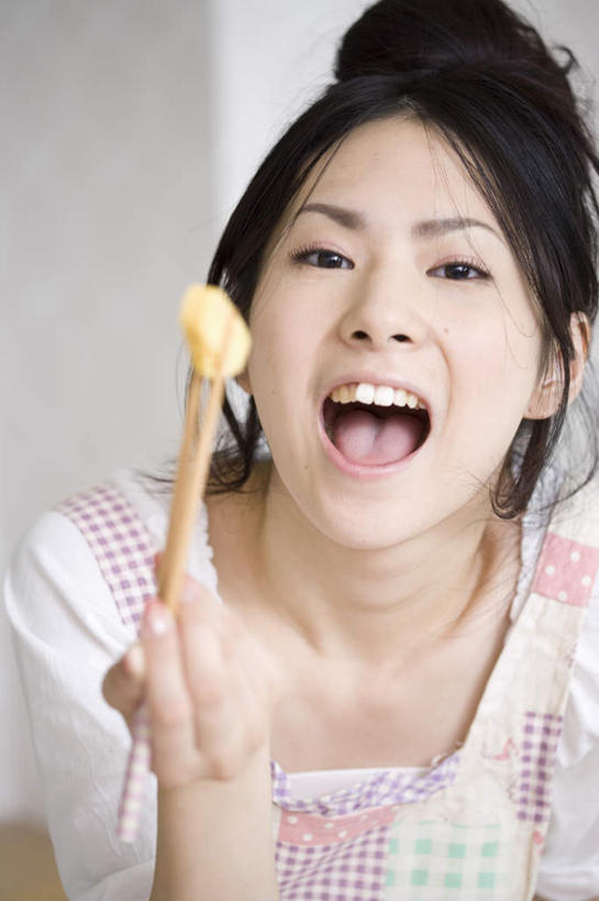 东方人,脸,头,脸颊,手,一个人,举,笑,微笑,露齿笑,竖图,室内,特写,白天,正面,厨房,筷子,餐具,亚洲,仅一个年轻女性,仅一个女性,仅一个人,握,服装,朦胧,模糊,围裙,墙,拿,拿着,注视,休闲装,黄种人,文化,传统,饼,肩膀,墙壁,墙面,衣服,观察,看,托,张嘴,休闲,手部,休闲服,握着,服饰,观看,单手,礼节,察看,关注,礼仪,张大嘴巴,蛋饼,年轻女性,女人,女性,亚洲人,头部,脸部,脸蛋,面部,进餐用具,张开嘴,举起,举手,举着,向上举,向上伸,向上托,半身,彩图,灶间