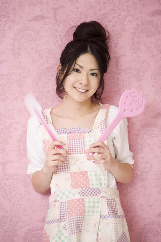 东方人,一个人,站,笑,微笑,露齿笑,竖图,室内,白天,正面,厨房,亚洲,仅一个年轻女性,仅一个女性,仅一个人,握,服装,围裙,勺子,塑料,墙,拿,拿着,注视,休闲装,黄种人,墙壁,墙面,衣服,粉色,塑料制品,调羹,汤匙,观察,看,站着,休闲,休闲服,握着,服饰,观看,察看,关注,年轻女性,女人,女性,亚洲人,站立,半身,彩图,灶间