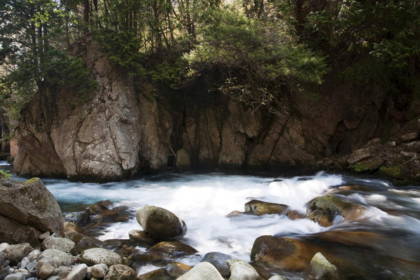 无人,横图,室外,白天,正面,旅游,度假,河流,礁石,石头,美景,树林,水,植物,长野县,日本,亚洲,许多,石子,河水,景观,水流,悬崖,娱乐,树,树木,绿色,小溪,自然,溪水,享受,休闲,景色,放松,生长,成长,自然风光,东亚,本州,本州岛,日本国,中部地方,长野,绝壁,礁,石块,岩石,彩图