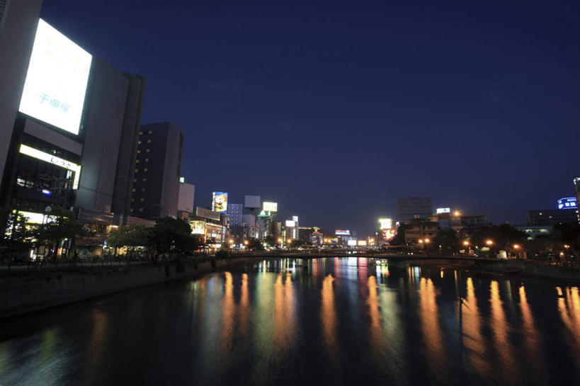 无人,高楼大厦,横图,俯视,室外,夜晚,度假,显示器,河流,美景,树林,水,植物,城市风光,城市,大厦,建筑,摩天大楼,福冈县,日本,亚洲,许多,阴影,朦胧,模糊,光线,日文,标志,屏幕,文字,影子,字符,河水,景观,水流,灯光,娱乐,标识,显示屏,建设,树,树木,蓝色,绿色,蓝天,天空,自然,天,享受,休闲,景色,放松,生长,成长,自然风光,输出设备,东亚,福冈,日本国,九州本岛,九州,九州岛,九州地方,日语,彩图,高角度拍摄,大楼,高层建筑,高楼,摩天楼