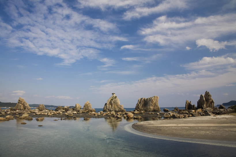 无人,横图,室外,白天,仰视,旅游,度假,海浪,海洋,美景,沙滩,山,山脉,树林,植物,日本,亚洲,许多,沙子,海岸,景观,浪花,山峰,云,云朵,沙地,山峦,云彩,娱乐,树,树木,蓝色,绿色,白云,蓝天,天空,自然,海水,群山,天,享受,休闲,景色,放松,生长,晴朗,成长,自然风光,海景,东亚,本州,本州岛,日本国,近畿地方,近畿,和歌山,和歌山县,大海,风浪,海,海水的波动,海滩,近岸浪,涌浪,晴空,彩图,低角度拍摄