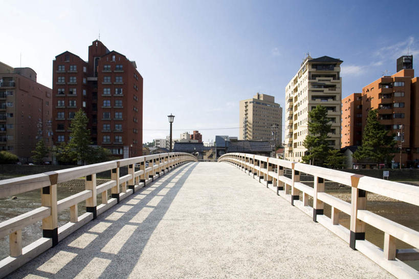 无人,家,横图,室外,白天,正面,度假,河流,美景,山,山脉,树林,水,植物,楼梯,城市风光,城市,路灯,照明,日本,亚洲,许多,阴影,电力,光线,电线,木板,线,影子,房屋,阶梯,屋子,河水,景观,山峰,水流,云,云朵,桥,灯光,电能,木桥,山峦,线路,云彩,娱乐,楼房,台阶,住宅,栈桥,灯,树,树木,蓝色,绿色,白云,蓝天,天空,阳光,群山,天,享受,休闲,景色,放松,生长,晴朗,成长,人行桥,木板桥,电,电源,电源线,照亮,照明设备,能量,东亚,本州,本州岛,日本国,石川,石川县,中部地方,晴空,彩图,房子