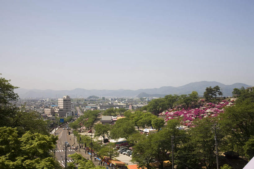 无人,高楼大厦,横图,俯视,室外,白天,旅游,度假,花海,花圃,美景,山,山脉,树林,植物,城市风光,城市,大厦,道路,建筑,路,路灯,摩天大楼,公路,杜鹃花,叶子,照明,日本,亚洲,许多,盛开,景观,山峰,灯光,杜鹃,绿叶,交通,山峦,花蕾,娱乐,建设,灯,花,花瓣,花朵,花卉,鲜花,树,树木,红色,蓝色,绿色,蓝天,天空,自然,花丛,花田,群山,天,花苞,花蕊,享受,休闲,嫩叶,景色,放松,生长,晴朗,成长,喜悦,照亮,照明设备,克制,自然风光,东亚,本州,万里无云,本州岛,日本国,中部地方,福井,福井县,红杜鹃,满山红,清明花,清时,山踯躅,红踯躅,节制,欣喜,山石榴,映山红,叶,叶片,晴空,晴空万里,马路,彩图,高角度拍摄,大楼,高层建筑,高楼,摩天楼